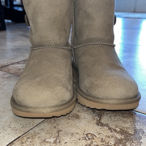 UGG Bailey Button Boot size 5 youth/6.5 women color light loden green. - Picture 3 of 13